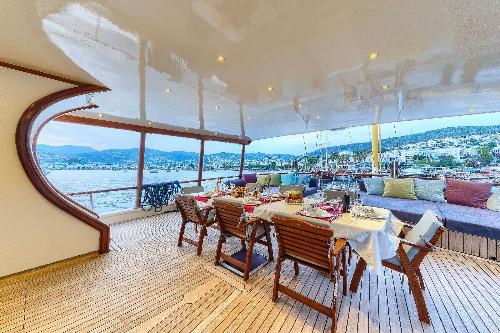 Incredibly Spacious Deck