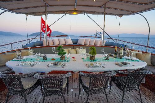 Gourmet Pleasures in the Open Air