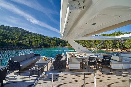 Spacious Flybridge