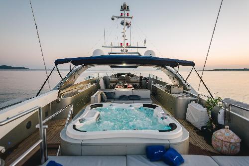 Spacious Flybridge: