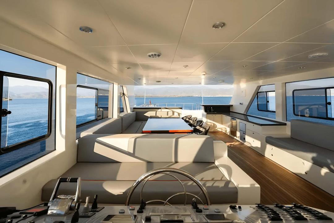 Spacious Flybridge